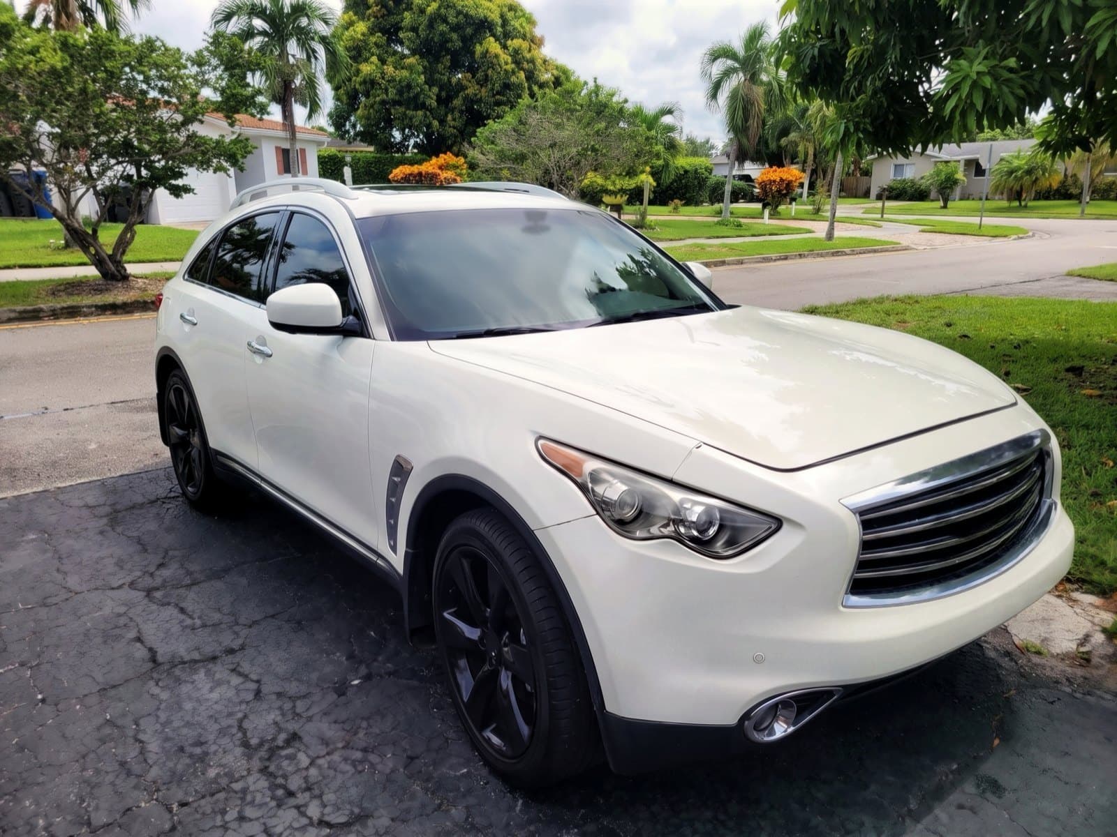 A white SUV in a driveway in Lauderdale Lakes, FL, after a Bang AutoGlass mobile glass job