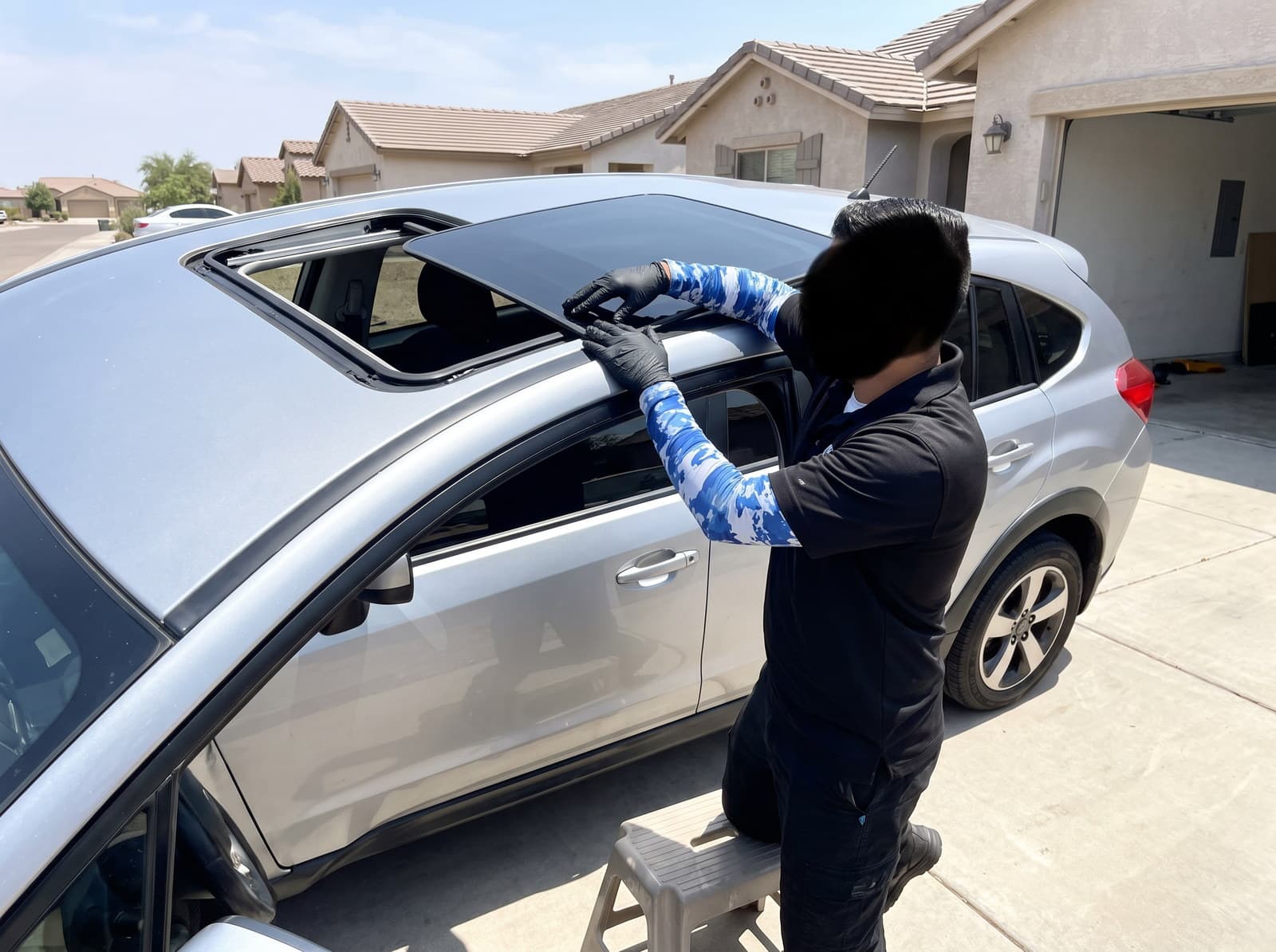 Guiding a new panoramic roof panel down into the roof aperture
